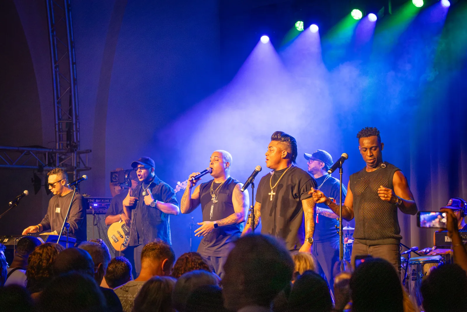 Liveband und Publikum im CHANGA